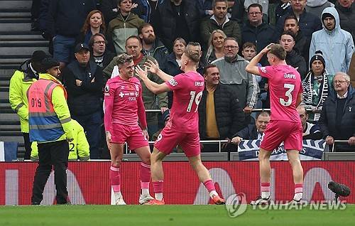 토트넘 홋스퍼가 또다시 충격패를 당한 가운데 주장 손흥민이 사과를 전했다. 토트넘은 지난달 말 하위권 크리스털 팰리스와의 원정 경기에서 맥 없이 지더니 11일엔 강등권 입스위치에 홈에서 1-2로 졌다. 입스위치는 프리미어리그 승격 이후 리그 10라운드가 진행될 때까지 유일하게 승리를 거두지 못한 팀이었다. 손흥민은 이에 팬들 앞에서 공개사과하고 다신 이런 경기력을 보이지 않겠다는 다짐을 했다. 이번 시즌 손흥민의 사과가 늘어나고 있다. 연합뉴스