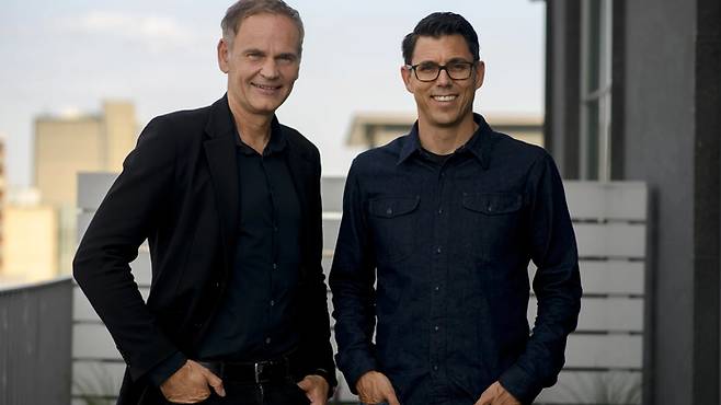 올리버 블루메 폭스바겐 최고경영자(CEO)와 로버트 스카린지 리비안 CEO가 투자계획을 발표하는 모습.