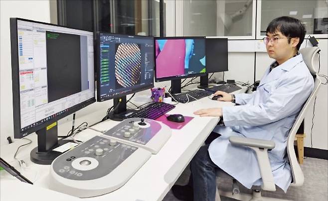 이영진 한국생명공학연구원 연구원이 단백질 입체 구조 규명 연구를 하고 있다. /생명연 제공