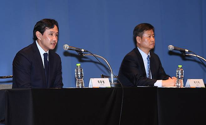 최윤범 고려아연 회장이 13일 오후 서울 중구 대한상공회의소에서 열린 ‘일반공모 유상증자 계획 철회’ 등과 관련 기자회견에서 취재진으로 부터 질문을 받고 있다. 김경호 기자