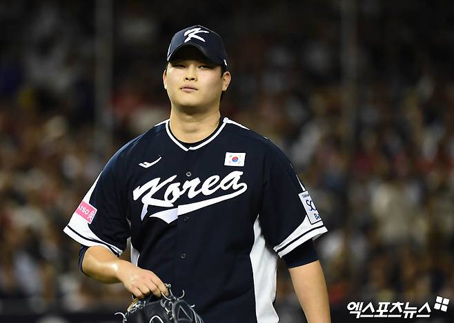 대한민국 야구 국가대표팀 좌완 최지민이 3일 대만 타이베이 타이베이돔에서 열린 2024 WBSC 프리미어12 조별리그 B조 첫 경기 대만전에서 3회초 구원등판, 2⅔이닝 무실점으로 호투했다. 다만 한국은 3-6 패배로 슈퍼 라운드 진출권 확보에 빨간불이 켜졌다. 사진 박지영 기자