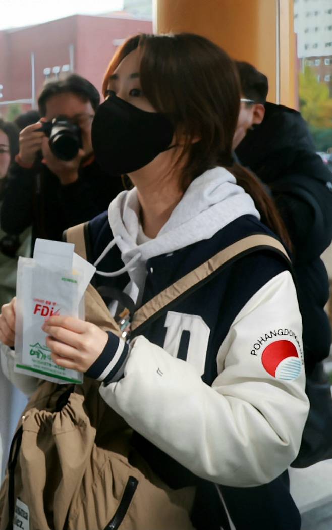 ‘현역가왕’ 전유진이 2025학년도 대학수학능력시험일인 14일 오전 경상북도교육청 80지구 제11시험장인 포항 영일고등학교 수험장을 확인하고 있다.(사진=뉴스1)