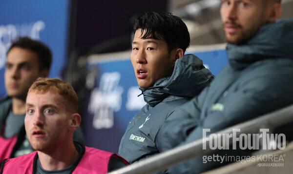 사진=게티이미지. 손흥민은 토트넘 홋스퍼에서 현재의 계약 기간 이후 한 시즌을 더 뛸 것으로 보인다. 토트넘이 계약 1년 연장 옵션 발동을 준비하고 있다. 유럽 축구 이적시장 전문가 파브리시오 로마노 기자는 14일(이하 한국시간) 자신의 SNS를 통해 “토트넘은 손흥민의 계약을 2026년 6월까지 연장하는 조항을 활성화하기 위한 절차를 시작했다. 손흥민이 토트넘에서 최소한 한 시즌 더 뛰는 게 구단의 계획이다”고 독점 소식을 전했다.