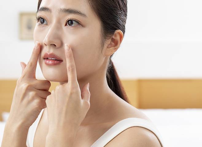 20대인데 피부가 처지고 탄력이 없다면, 무작정 시술을 받기보다 보습의 문제가 아닌지 파악하는 게 우선이다./사진=클립아트코리아