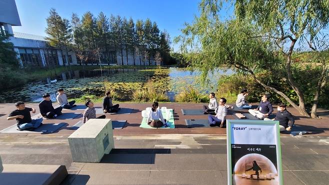 ‘비우는 제주’라는 주제로 본태박물관에서 진행 중인 팀장 인센티브투어. 참가자들은 도슨트 테라피, 잔디 요가, 싱잉볼명상테라피 등을 통해 공간이 주는 울림 속에서 비움을 체험하는 기회를 가질 수 있었다. (본태박물관 제공)