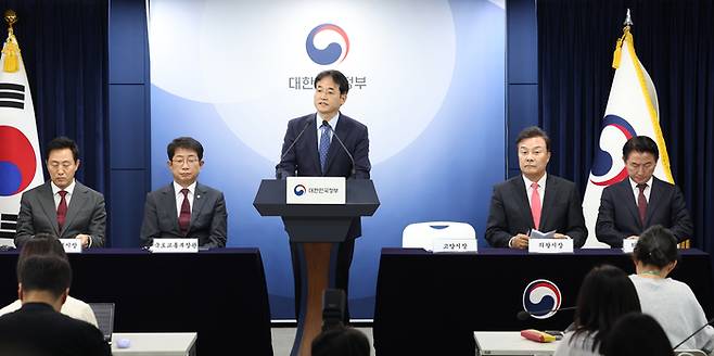 이동환 고양시장이 5일 오전 정부서울청사에서 열린 국토부·서울시·경기도, 수도권 그린벨트 해제 합동 브리핑에서 발언하고 있다. 왼쪽부터 오세훈 서울시장, 박상우 국토부 장관, 이동환 고양시장, 김성제 의왕시장, 김동근 의정부시장. 연합뉴스