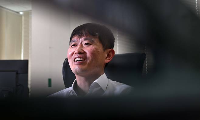 김동현 서울중앙지법 판사가 5일 오전 서울중앙지법 민사부 판사 사무실에서 헤럴드경제와 인터뷰를 하고 있다. 이상섭 기자