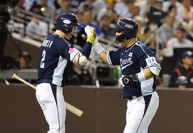 15일 오후 대만 타이베이돔에서 열린 세계야구소프트볼연맹(WBSC) 프리미어12 2024 B조 조별리그 대한민국과 일본의 경기. 4회초 1사에서 솔로홈런을 친 박동원이 홈인한 뒤 박성한과 기쁨을 나누고 있다. 사진 | 타이베이=연합뉴스