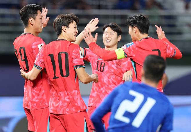 오세훈 격려하는 손흥민
(쿠웨이트시티=연합뉴스) 황광모 기자 = 14일 오후(현지시간) 쿠웨이트 자베르 알 아흐메드 국제 경기장에서 열린 2026 북중미 월드컵 아시아지역 3차 예선 B조 5차전 한국과 쿠웨이트의 경기. 대한민국 오세훈이 첫 골을 넣자 손흥민이 격려하고 있다. 2024.11.14
hkmpooh@yna.co.kr
(끝)
<저작권자(c) 연합뉴스, 무단 전재-재배포, AI 학습 및 활용 금지>