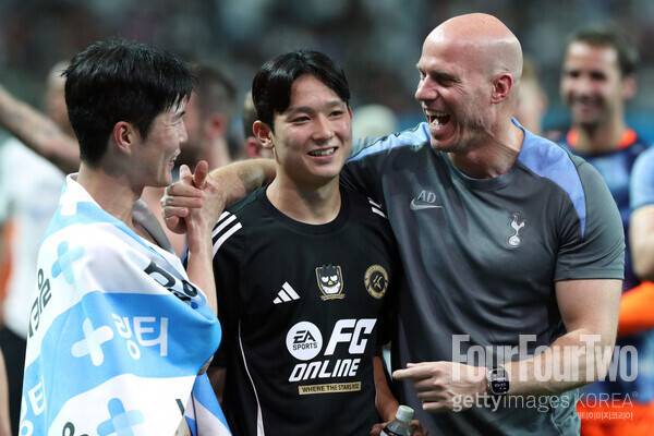 사진=게티이미지. 토트넘 홋스퍼 현지 기자가 양민혁의 조기 합류에 대한 견해를 내놨다. 토트넘 소식에 정통한 알레스데어 골드 기자는 “양민혁은 1월에 엔제 포스테코글루 감독의 경기 명단에 곧장 포함되기보단 새로운 클럽, 리그, 국가, 문화를 만나면서 토트넘과 프리미어리그 생활에 적응하기 위해 신중한 관리를 받을 것이다”고 전달했다.