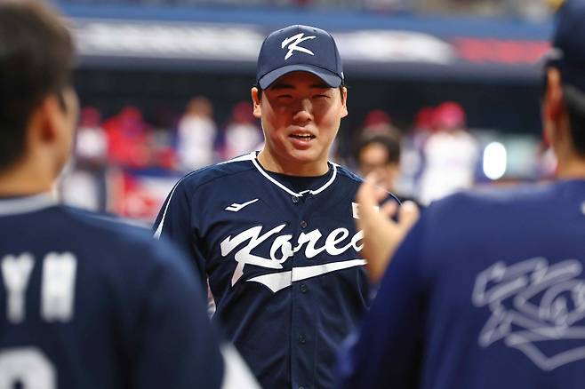<yonhap photo-3138="">2일 오후 서울 구로구 고척스카이돔에서 열린 2024 WBSC 프리미어 12 평가전 한국과 쿠바의 경기. 1회말 한국 선발투수 최승용이 실점 없이 이닝을 마친 뒤 더그아웃으로 향하고 있다. 사진=연합뉴스</yonhap>