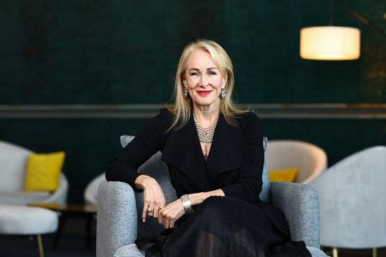 지난 6일 서울 카페쇼 현장에서 만난 폴린 브라운. 명품 제국의 북미지역 총괄이었던 그는 검은색 정장에 화려한 액세서리로 포인트를 줬다. “ 아름다움은 오랜 시간을 들여 새로운 걸 끊임없이 시도해 봐야 얻을 수 있으며, 문화도 마찬가지”라고 주장한다. 김종호 기자