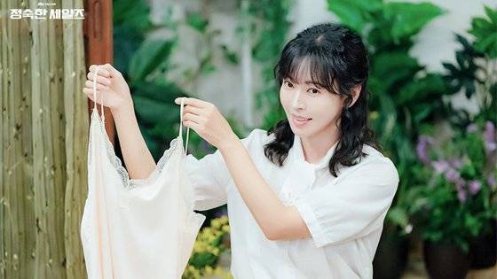 JTBC '정숙한 세일즈'는 1992년 한 시골마을을 배경으로 성인용품 판매에 뛰어든 '방판 시스터즈' 4인방의 이야기를 그렸다. 사진 JTBC