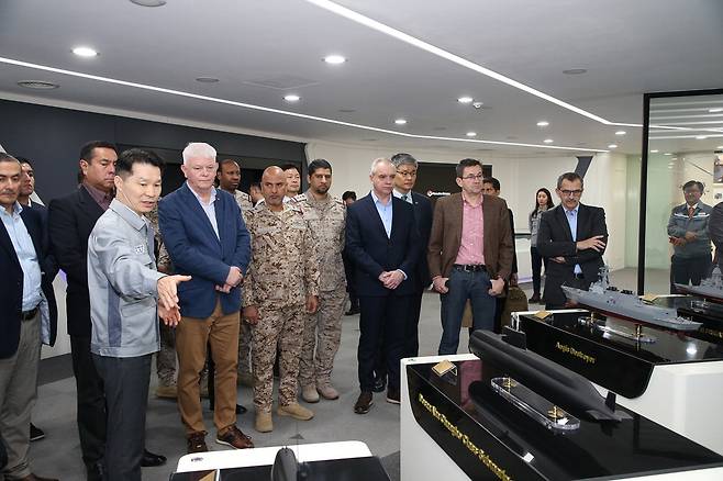 야로스와프 지에미안스키 폴란드 해군총장 등 해외 5개국의 잠수함 관련 주요 군 관계자 19명이 지난 14일 경남 거제시 한화오션 거제사업장을 방문해 잠수함 건조에 대한 설명을 듣고 있다. 한화오션