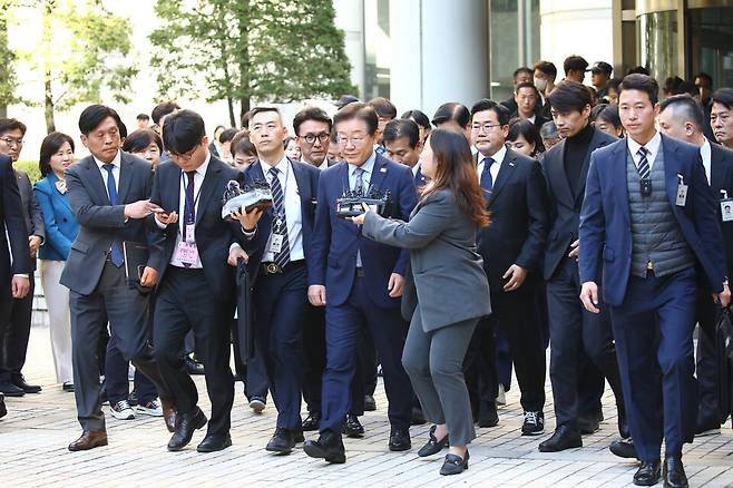 더불어민주당 이재명 대표가 15일 오후 서울 서초구 서울중앙지법에서 열린 공직선거법 위반 혐의 관련 1심 선고 공판을 마친 뒤 법원 청사를 나서고 있다. 이날 서울중앙지법 형사합의34부(한성진 부장판사)는 공직선거법 위반 혐의로 불구속기소된 이 대표에게 징역 1년에 집행유예 2년을 선고했다. Ⓒ시사저널 임준선