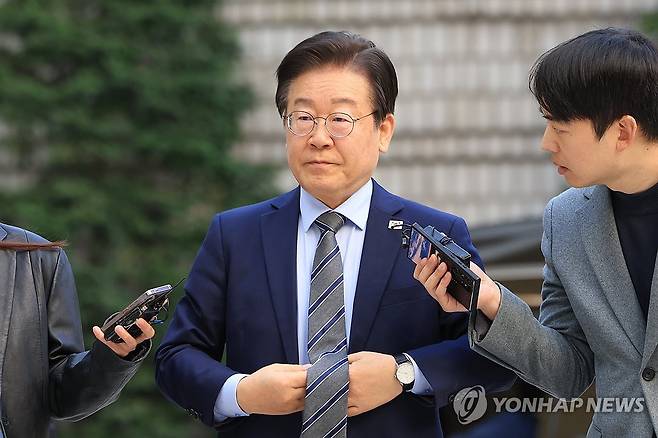 더불어민주당 이재명 대표 공판 출석 (서울=연합뉴스) 신현우 기자 = 더불어민주당 이재명 대표가 12일 오전 서울 서초구 서울중앙지방법원에서 열린 대장동·백현동·위례신도시 개발비리 및 성남FC 불법 후원금 의혹 사건 1심 속행 공판에 출석하고 있다. 2024.11.12 nowwego@yna.co.kr