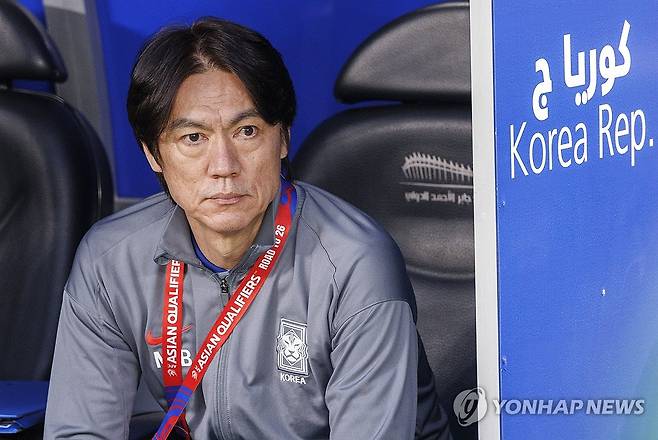 경기장 바라보는 홍명보 감독 (쿠웨이트시티=연합뉴스) 황광모 기자 = 14일 오후(현지시간) 쿠웨이트 자베르 알 아흐메드 국제 경기장에서 열린 2026 북중미 월드컵 아시아지역 3차 예선 B조 5차전 한국과 쿠웨이트의 경기.
한국 축구대표팀의 홍명보 감독이 경기장에 입장한 뒤 선수들을 바라보고 있다. 2024.11.15 hkmpooh@yna.co.kr