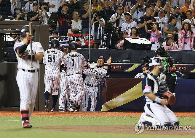 '좋았어' (타이베이=연합뉴스) 한종찬 기자 = 15일 오후 대만 타이베이돔에서 열린 세계야구소프트볼연맹(WBSC) 프리미어12 2024 B조 조별리그 대한민국과 일본의 경기. 7회말 1사 1루에서 모리시타 쇼타가 투런 홈런을 치고 홈인한 뒤 이바타 히로카즈 감독과 하이 파이브를 하고 있다. 2024.11.15 saba@yna.co.kr