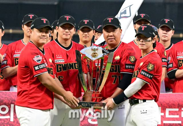 2024년 9월 25일 광주기아챔피언스필드에서 '2024 신한 SOL Bank KBO리그, 삼성 라이온즈와 KIA 타이거즈의 경기가 열렸다. KIA 장현식, 나성범, 이범호 감독, 박찬호(왼쪽부터)가 경기 전 2024 정규시즌 우승 트로피 시상식에서 트로피를 올리고 있다./광주=송일섭 기자 andlyu@mydaily.co.kr