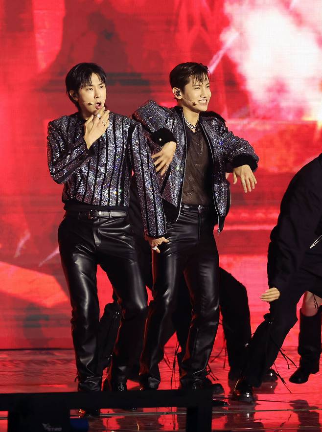 그룹 동방신기가 16일 인천 중구 운서동 인스파이어 아레나에서 열린 ‘2024 코리아그랜드뮤직어워즈(KGMA)’ 첫날 아티스트 데이에서 화려한 무대를 꾸미고 있다.(사진=KGMA 특별취재반)