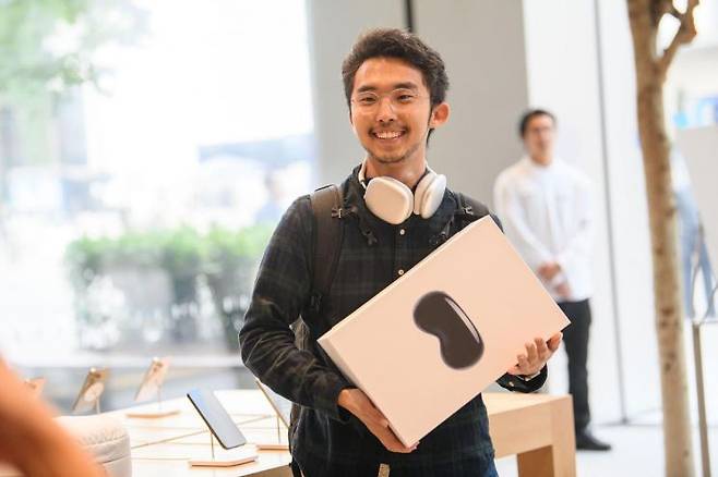 애플 비전 프로와 함께 포즈를 잡고 있는 첫 구매 고객의 모습. 애플 제공