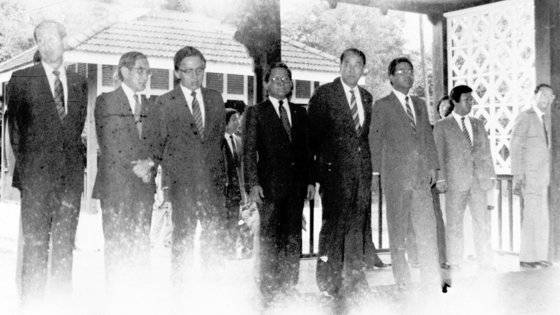 1983년10월9일 아웅산 국립묘소에서 발생한 폭탄테러 직전 전두환 전 대통령의 수행원들이 도열해 있는 모습. 연합뉴스
