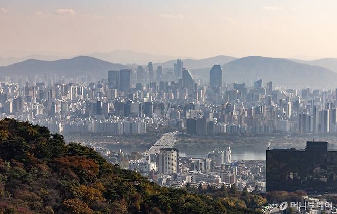 (서울=뉴스1) 이재명 기자 = 고금리와 대출 규제 영향으로 아파트 경매가 증가하는 가운데 서울 아파트의 낙찰가율이 97%를 기록하며 28개월 만에 최고 수준에 도달했다. 특히 강남3구(강남·서초·송파)를 중심으로 고가 낙찰 비중이 높아지며 낙찰가율 상승을 견인했다. 외곽 지역은 대출 규제와 매수세 위축 여파로 유찰이 늘어났다. 서울의 아파트 경매 진행 건수는 380건으로 2015년 4월 이후 최다를 기록했으며, 낙찰률은 41.3%로 전월 대비 4.3%포인트 하락했다. 강남3구의 고가 낙찰이 많아지면서 서울 전체 낙찰가율이 상승해 97.0%를 기록했다. 사진은 8일 서울 강남구·서초구 아파트 단지의 모습. 2024.11.8/뉴스1 Copyright (C) 뉴스1. All rights reserved. 무단 전재 및 재배포, AI학습 이용 금지. /사진=(서울=뉴스1) 이재명 기자
