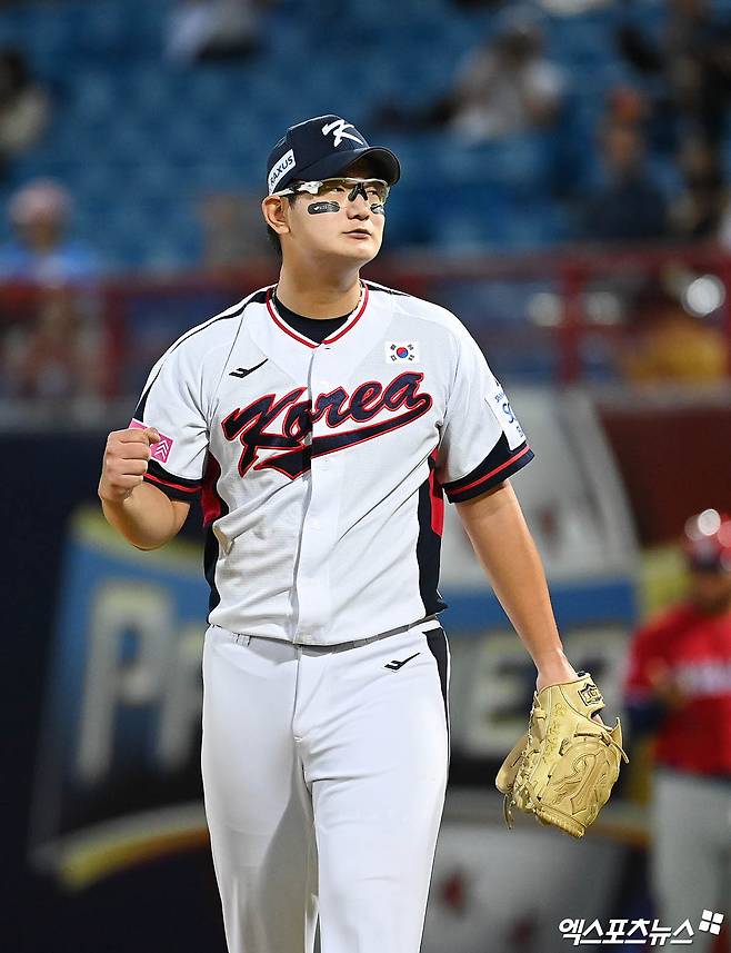 16일 오후 대만 타이베이 톈무야구장에서 열린 '2024 WBSC(세계야구소프트볼연맹) 프리미어12' B조 조별리그 4차전 대한민국과 도미니카공화국의 경기, 7회초 1사 1,2루 김서현이 도미니카 누녜즈를 병살타로 잡아내며 이닝을 종료시킨 뒤 기뻐하고 있다. 타이베이(대만), 박지영 기자