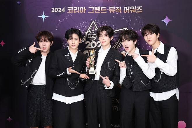 그룹 NCT 위시가 17일 인천 중구 운서동 인스파이어 아레나에서 열린 ‘제1회 코리아 그랜드 뮤직 어워즈’(KGMA) 둘째날 송 데이에서 ‘IS 라이징 스타상’을 수상한 뒤 트로피 세리머니를 하고 있다.(사진=KGMA 특별취재반)