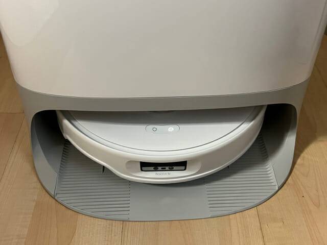 큐레보 커브가 도크에서 충전 중인 모습 (사진=지디넷코리아 신영빈 기자)