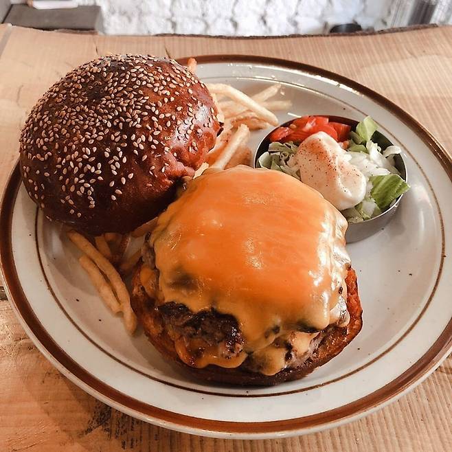 일본 정부가 2019년 트럼프 당시 미국 대통령 국빈 방문 때 미국산 소고기로 만들어 대접한 특제 햄버거. /더버거샵 페이스북