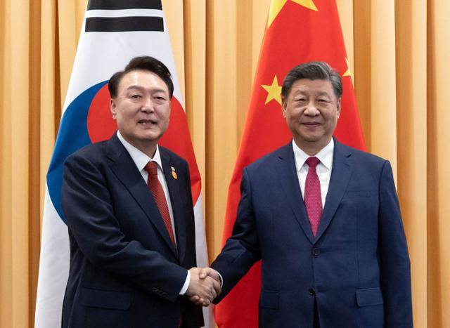 아시아태평양경제협력체(APEC) 정상회의 참석차 페루를 방문한 윤석열 대통령이 15일(현지시간) 리마 델피네스 호텔에서 시진핑 중국 국가주석과 정상회담 전 악수하고 있다. 리마=왕태석 선임기자