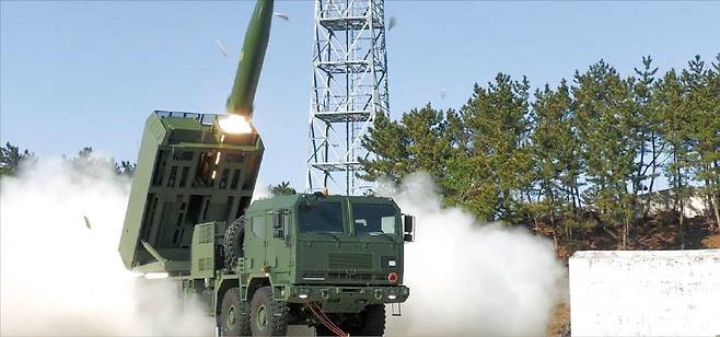 폴란드형 천무인 호마르K가 지난 4월 태안 국방과학연구소에서 진행된 시험사격에서 290km 사거리 유도탄을 발사하고 있다. 한화에어로스페이스 제공