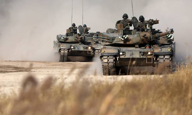 무기체계 노후화와 더불어 지정학적 위기로 인해 세계 주요국에서 군 전력의 현대화를 추구하고 있어 한화의 최첨단 육상장비 MRO솔루션이 주목 받는다. 한화시스템의 MRO솔루션은 K1, K1E1 전차 MRO에 공급되고 있다. 사진은 지난 13일 오후 인천 서구 장도훈련장에서 실시된 제병협동훈련에서 K1E1 전차가 기동하고 있다. /사진=뉴스1