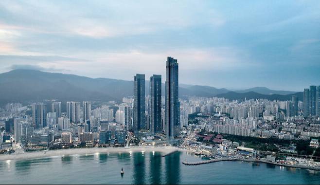 게스트하우스를 갖춘 부산의 초고층 단지 ‘엘시티 더샵’의 전경. 포스코이앤씨 제공
