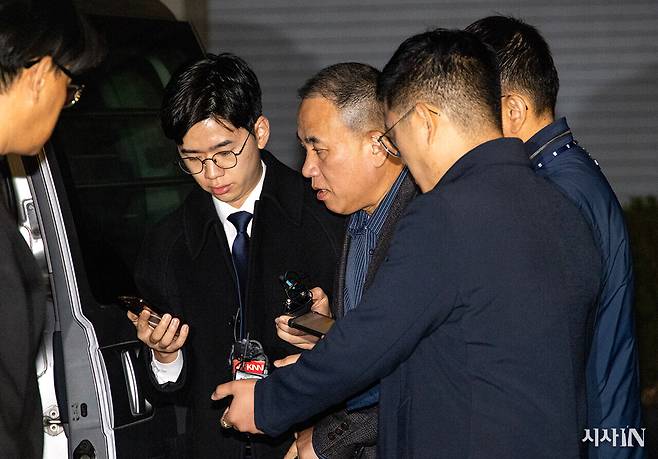 구속 전 피의자 심문(영장 실질심사)를 마친 명태균씨가 호송차량에 오르고 있다. ⓒ시사IN 조남진