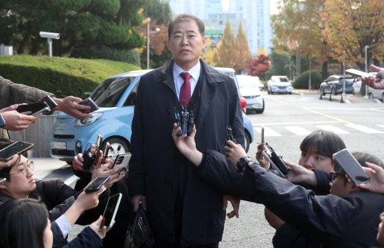 명태균씨 변호인 남상권 변호사가 19일 오전 경남 창원시 성산구 창원지방검찰청(창원지검)에서 취재진 질문에 답하고 있다. 연합뉴스