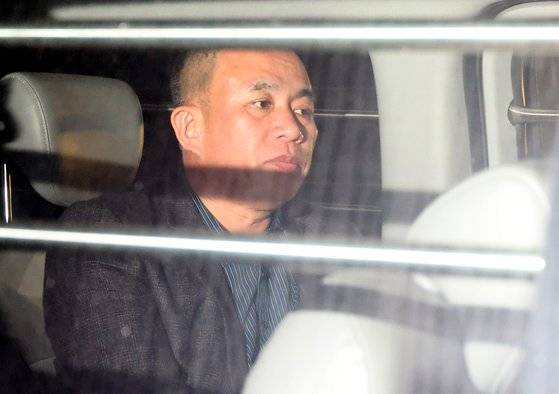 윤석열 대통령 부부의 공천 개입 의혹 핵심 인물인 명태균씨가 지난 14일 오후 창원지법에서 진행된 구속 전 피의자 심문을 마치고 창원구치소로 이동하고 있다. 송봉근 기자