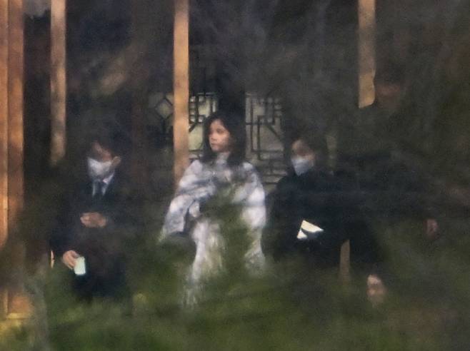 19일 오전 경기도 용인 호암미술관 인근 선영에서 열린 호암 이병철 삼성 창업회장 37주기 추도식에 홍라희 전 삼성미술관 리움 관장, 이부진 호텔신라 사장이 참석해 있다.