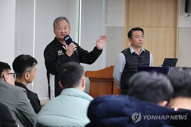 취재진 질문에 답변하는 유재학 경기본부장 (서울=연합뉴스) 이정훈 기자 = 유재학 KBL 경기본부장이 19일 서울 강남구 KBL 센터에서 열린 KBL-미디어 소통간담회에서 몸싸움에 관대한 판정을 일컫는 '하드 콜' 등 심판 판정과 관련한 취재진의 질문에 답하고 있다. 2024.11.19 uwg806@yna.co.kr