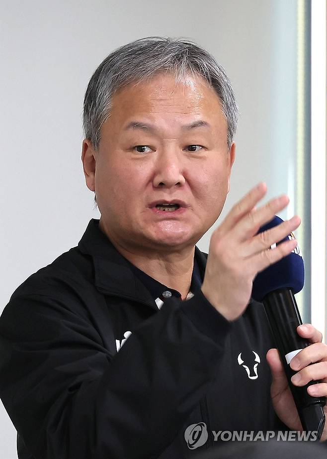유재학 KBL 경기본부장, 미디어 소통 간담회 (서울=연합뉴스) 이정훈 기자 = 유재학 KBL 경기본부장이 19일 서울 강남구 KBL 센터에서 열린 KBL-미디어 소통간담회에서 몸싸움에 관대한 판정을 일컫는 '하드 콜' 등 심판 판정과 관련한 취재진의 질문에 답하고 있다. 2024.11.19 uwg806@yna.co.kr