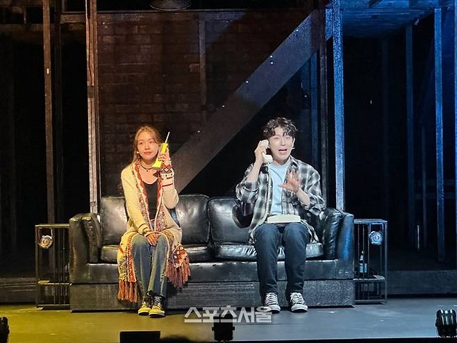 배우 배두훈(오른쪽)이 20일 뮤지컬 ‘틱틱붐’ 프레스콜에서 ‘수잔’ 역 방민아와 함께 ‘Therapy’ 무대를 펼치고 있다. 사진 | 표권향 기자 gioia@sportsseoul.com