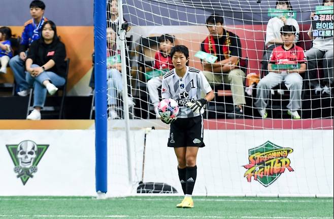 SBS 예능 ‘골때리는 그녀들’ (골때녀)에서는 제5회 챌린지리그의 마지막 경기로 ‘FC구척장신’과 ‘FC발라드림’이 슈퍼리그 승격을 놓고 맞붙는다. 두 팀은 1년 3개월 만에 리벤지 매치로 다시 만나며, ‘구척장신’은 과거 SBS컵대회 결승전에서 ‘발라드림’에 당한 패배를 되갚겠다는 각오를 다지고 있다. 주전 골키퍼 임경민의 부상으로 급히 허경희가 골키퍼로 나서며, 그녀는 수비와 공격을 오가는 멀티플레이어로 활약할 예정이다. 이을용 감독은 후방 빌드업 전략과 역습 전술을 준비했으며, 팀원 간의 유기적인 움직임으로 승리를 다짐하고 있다. 양 팀의 명운이 걸린 치열한 대결은 단순한 축구를 넘어 감동적인 드라마를 예고하고 있다.