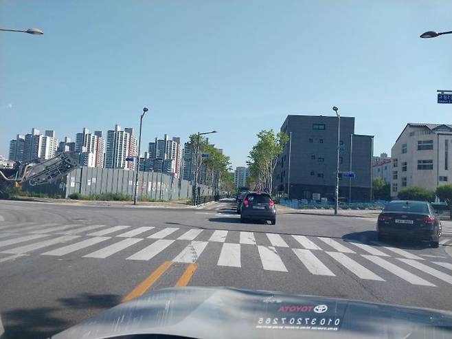 양주시 옥정신도시와 덕정지구를 연결하는 고원길이 왕복 4차로에서 2차로로 갑자기 좁아지면서 차량 정체 및 접촉사고 발생하는 등 운전자들이 큰 불편을 겪고 있다.ⓒ데일리안 오명근 기자