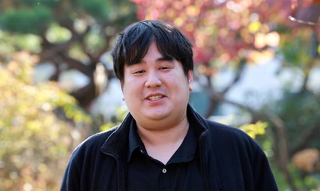 ‘수능해킹’ 공저자이자 서울 공공병원 의사로 일하는 문호진씨가 지난 15일 오후 서울 마포구 한겨레신문사에서 인터뷰 하고 있다. 정용일 선임기자 yongil@hani.co.kr