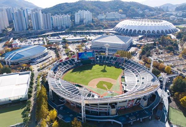 부산시가 20일 사직야구장, 아시아드주경기장, 실내수영장 등이 포함된 부산종합운동장을 스포츠에 문화 여가 기능까지 더한 복합단지로 재탄생시키는 계획을 발표했다. 사진은 이날 항공촬영한 부산종합운동장 일대 전경. 김동하 기자 kimdh@kookje.co.kr