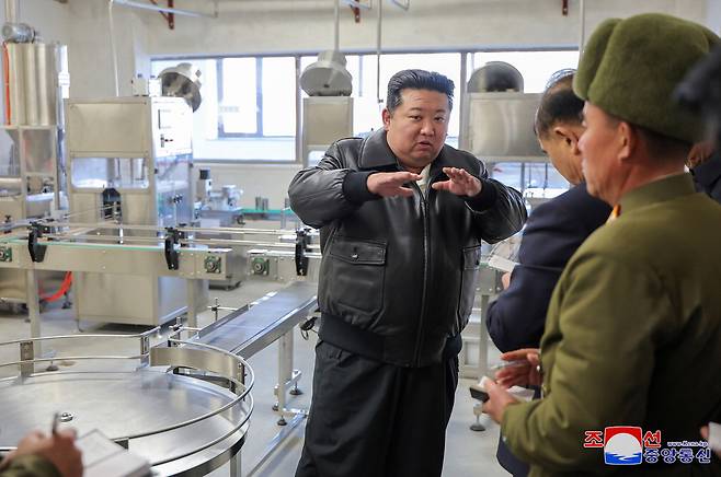 지난 19일 평안남도 성천군 지방공업공장 건설 현장을 찾은 김정은 북한 국무위원장이 관계자들과 대화를 나누고 있다. 조선중앙통신·연합뉴스