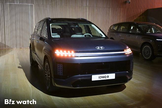 현대자동차가 21일 목요일 미국 로스앤젤레스 골드스테인 하우스에서 전동화 SUV '아이오닉 9'을 세계 최초로 공개한 가운데 경기 고양시 일산서구 킨텍스로 현대모터스튜디오 고양에서 아이오닉9 미디어갤러리가 진행되고 있다./사진=이명근 기자 qwe123@