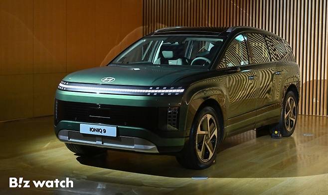 현대자동차가 21일 목요일 미국 로스앤젤레스 골드스테인 하우스에서 전동화 SUV '아이오닉 9'을 세계 최초로 공개한 가운데 경기 고양시 일산서구 킨텍스로 현대모터스튜디오 고양에서 아이오닉9 미디어갤러리가 진행되고 있다./사진=이명근 기자 qwe123@