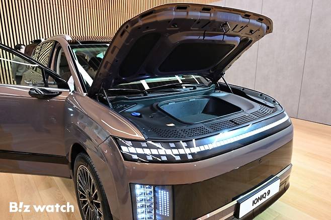 현대자동차가 21일 목요일 미국 로스앤젤레스 골드스테인 하우스에서 전동화 SUV '아이오닉 9'을 세계 최초로 공개한 가운데 경기 고양시 일산서구 킨텍스로 현대모터스튜디오 고양에서 아이오닉9 미디어갤러리가 진행되고 있다./사진=이명근 기자 qwe123@